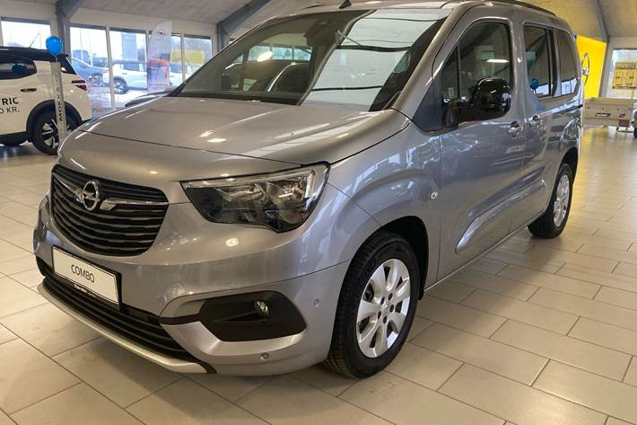 Grå Opel Combo-e Life fra 2024 set udefra
