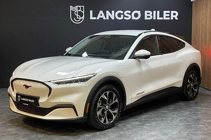 Hvid Ford Mustang Mach-E fra 2022 set udefra