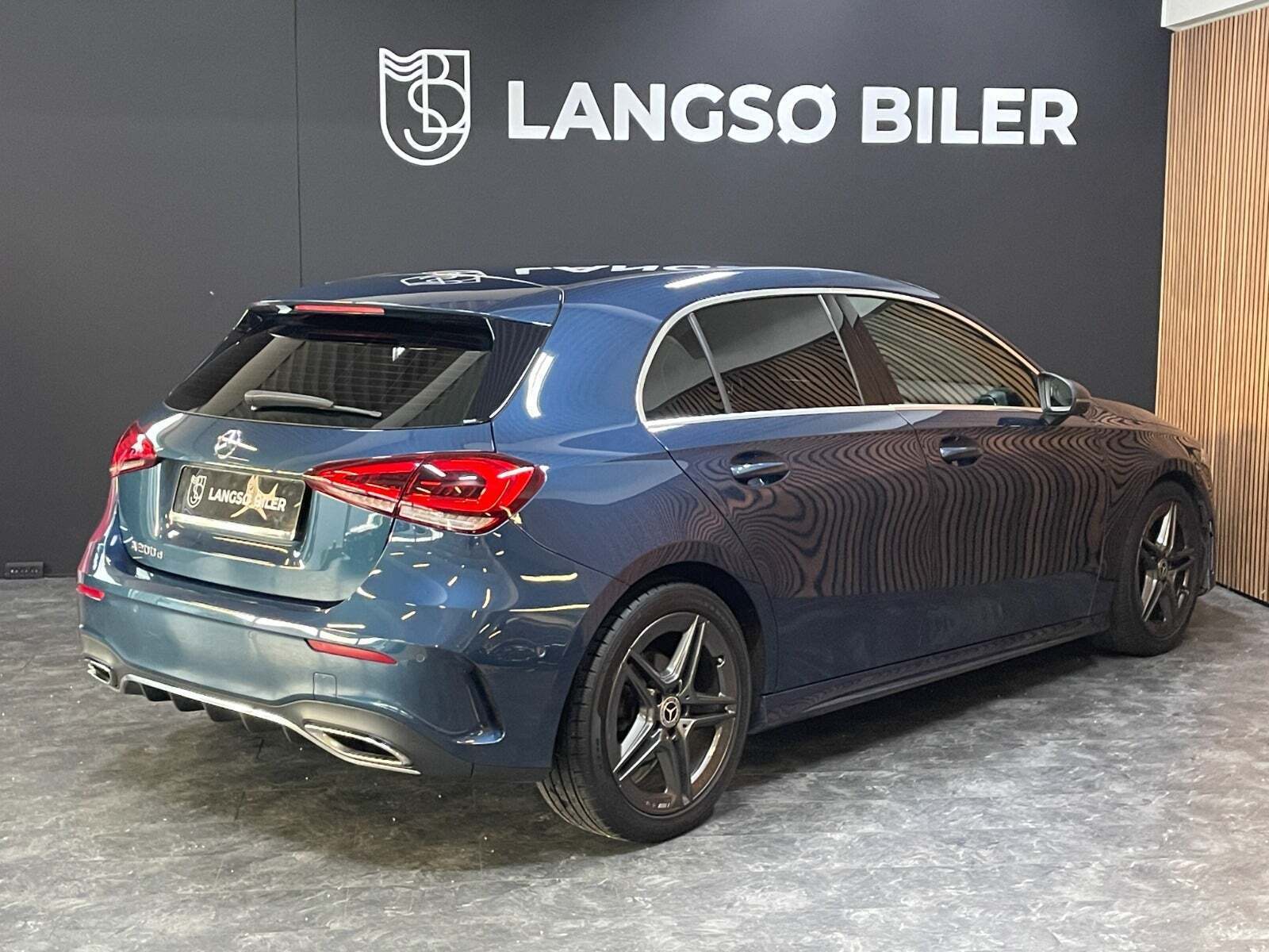 Blå Mercedes A200 d fra 2020
