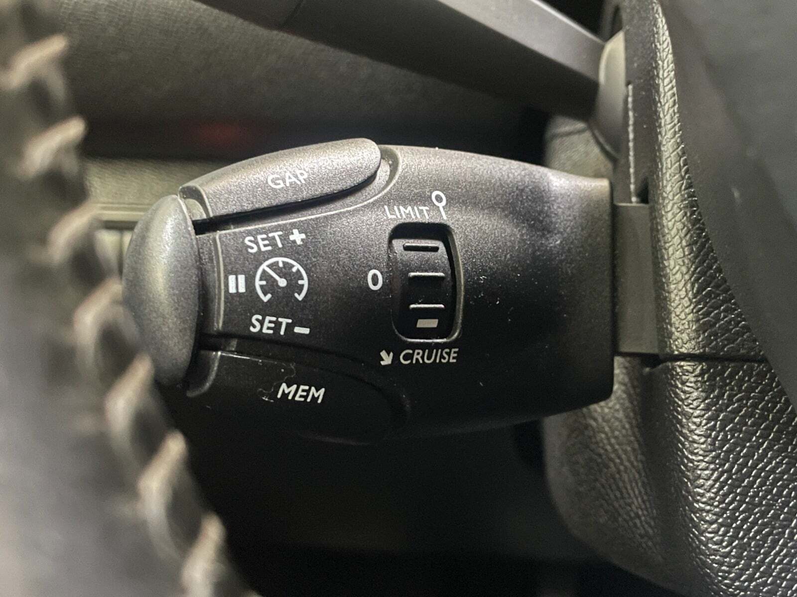 Grå Peugeot 308 fra 2020