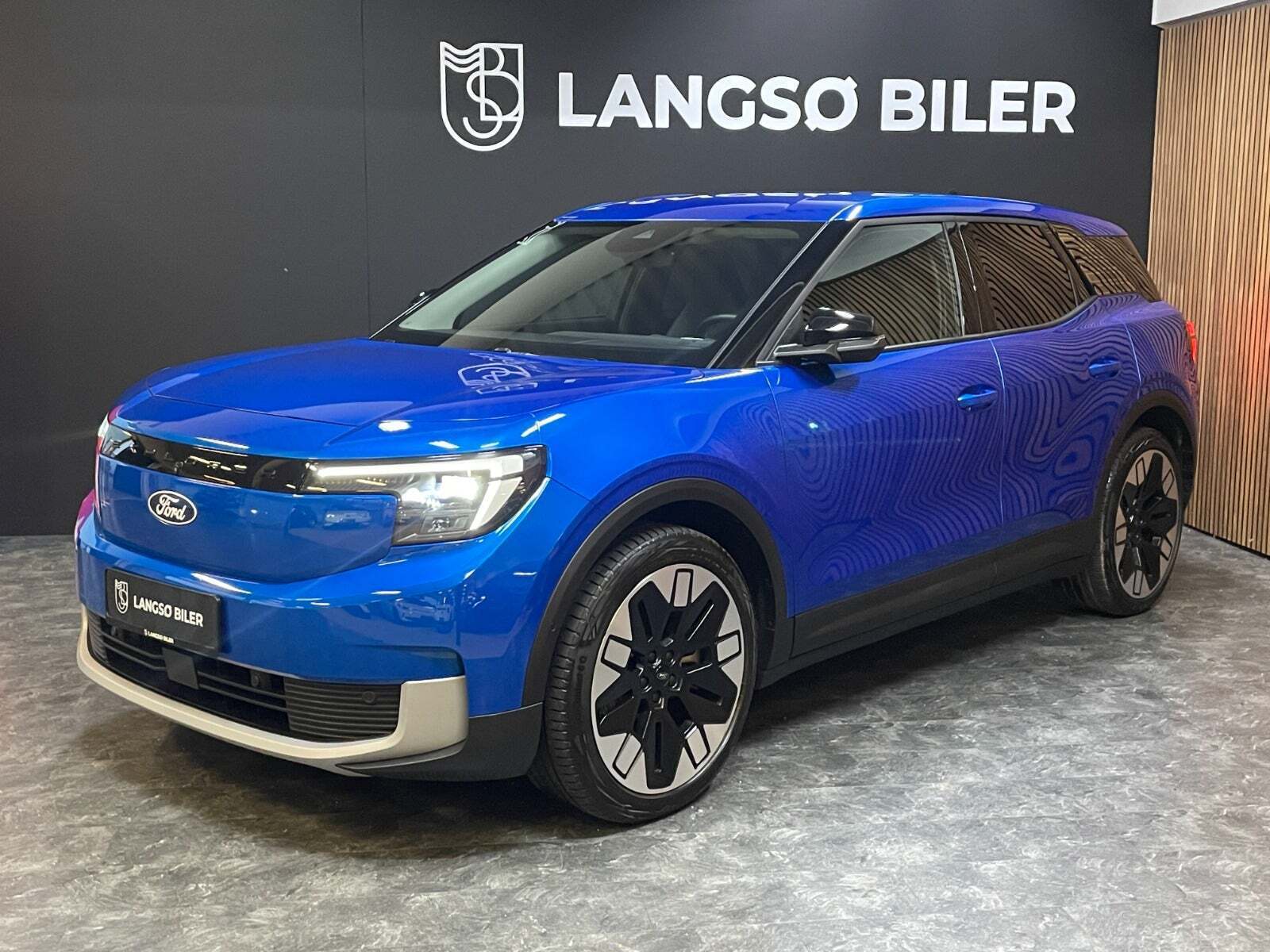 Ford Explorer 77 Premium Extended Range