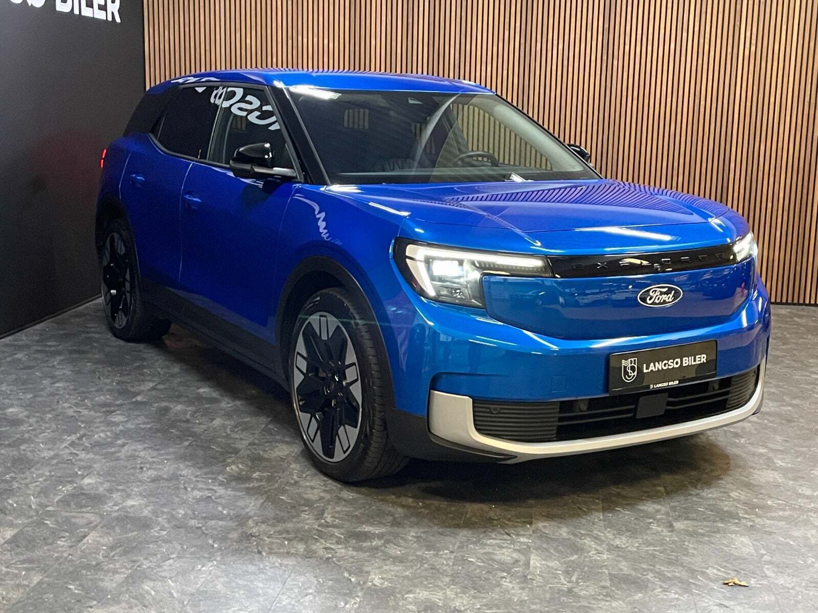 Ford Explorer 77 Premium Extended Range