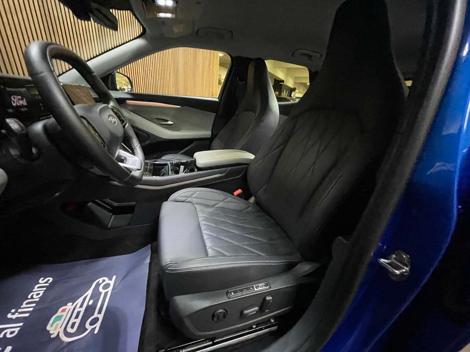 Ford Explorer 77 Premium Extended Range