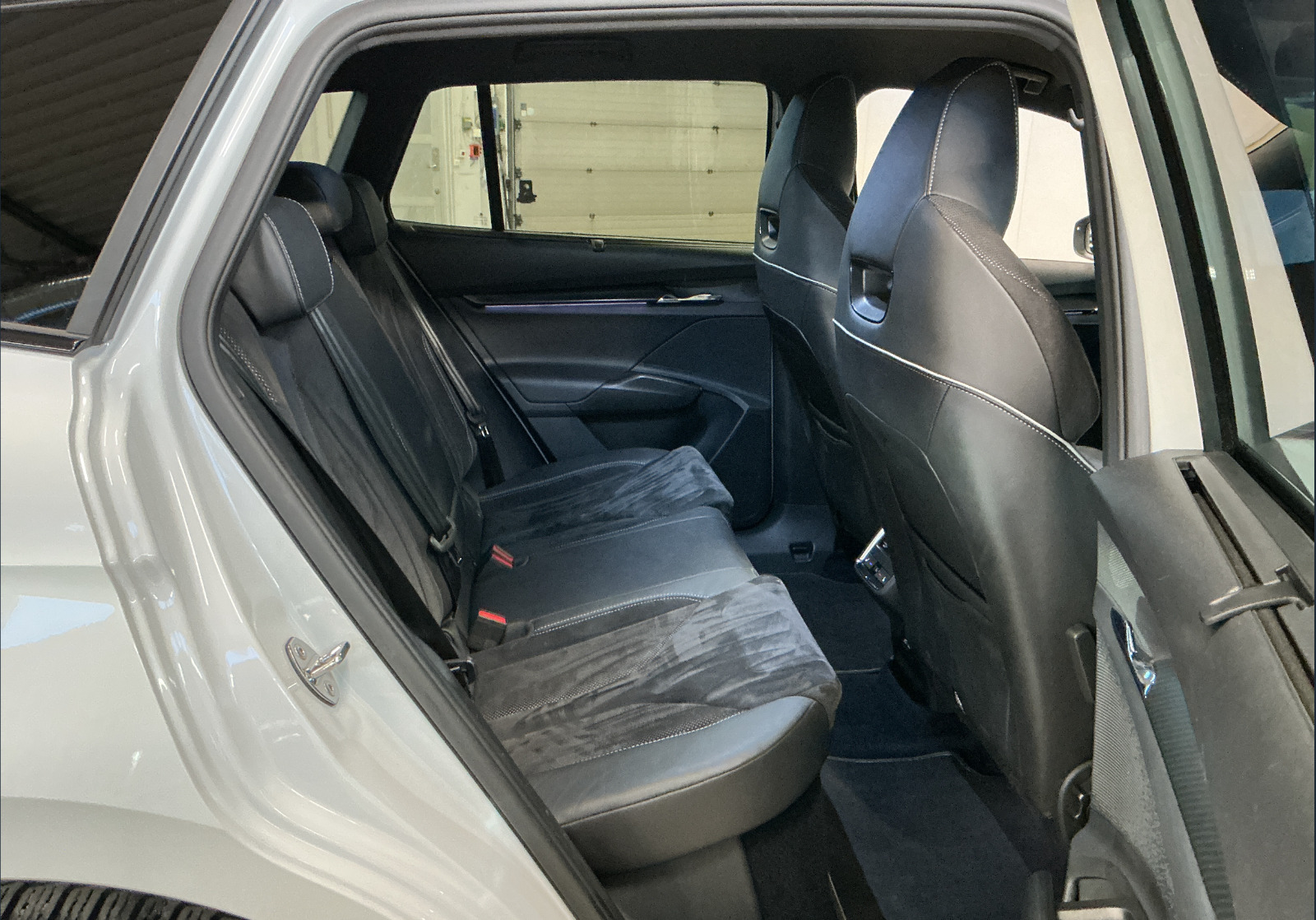 Hvid Skoda Enyaq fra 2022