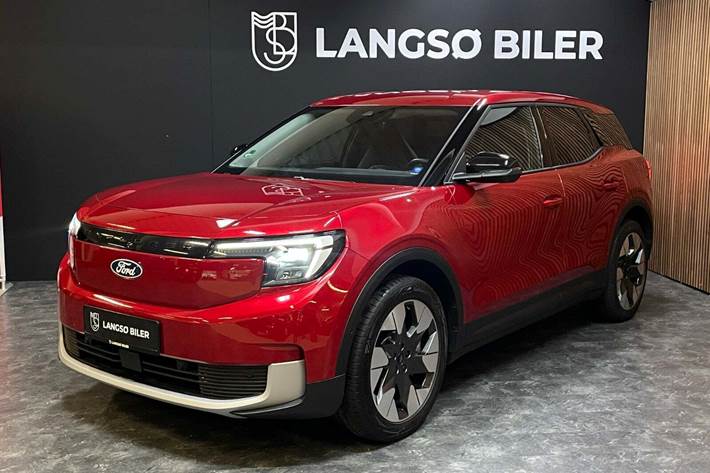 Rød Ford Explorer fra 2025 set udefra