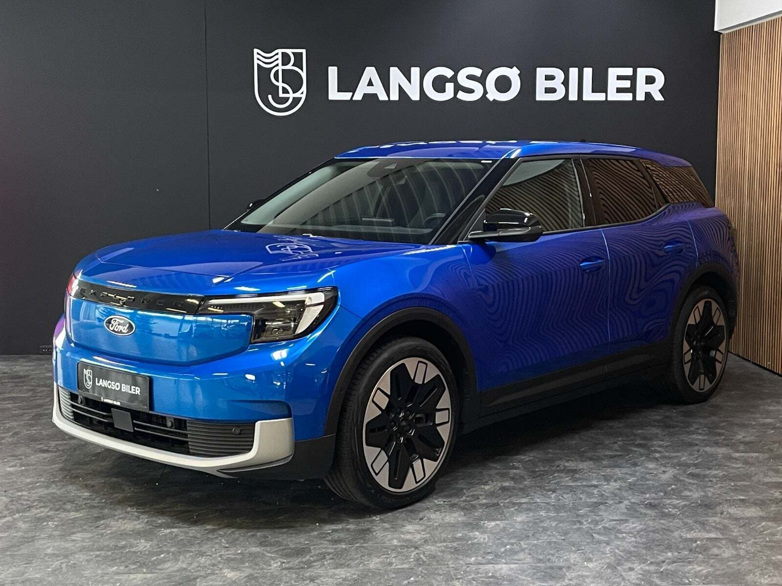 Ford Explorer 77 Premium Extended Range