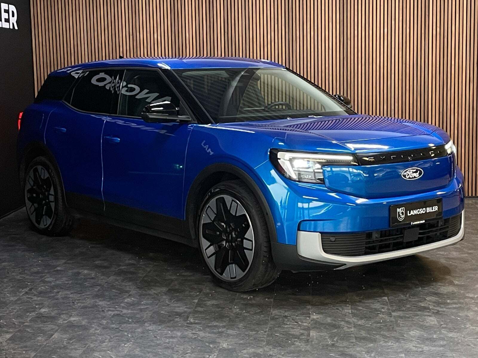 Ford Explorer 77 Premium Extended Range