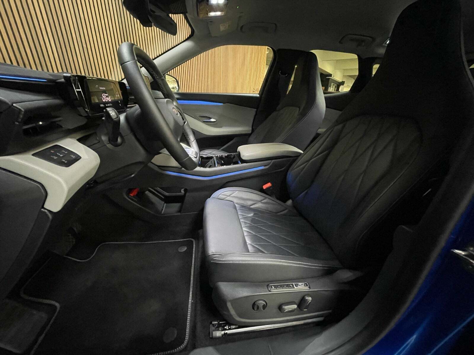 Ford Explorer 77 Premium Extended Range