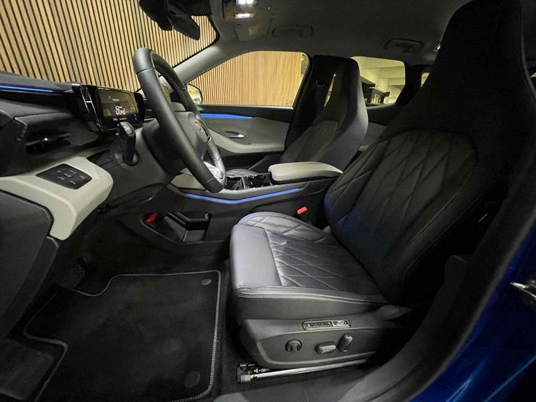 Ford Explorer 77 Premium Extended Range