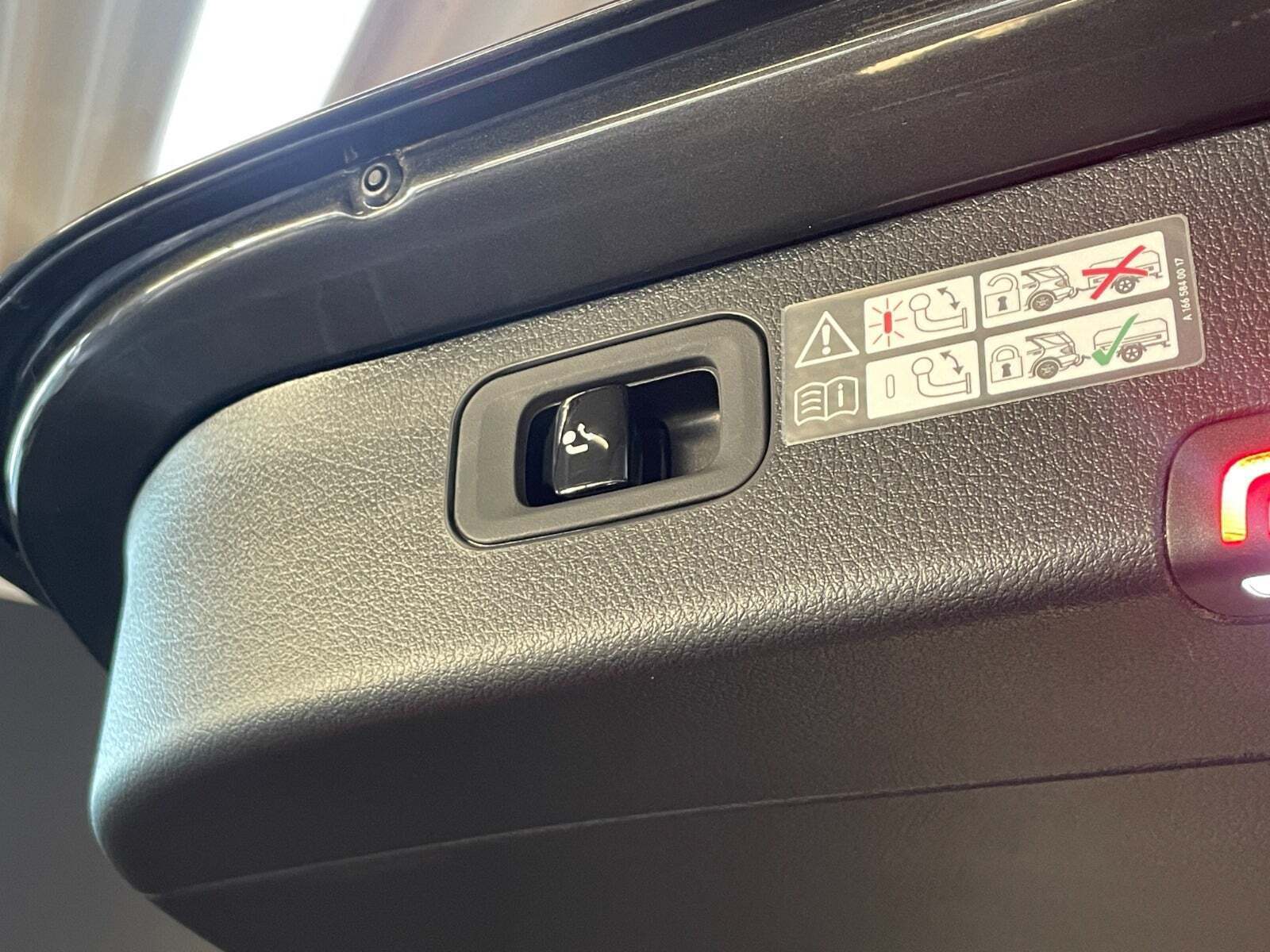 Grå Mercedes C300 e fra 2022