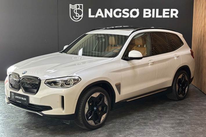 Hvid BMW iX3 fra 2021 set udefra