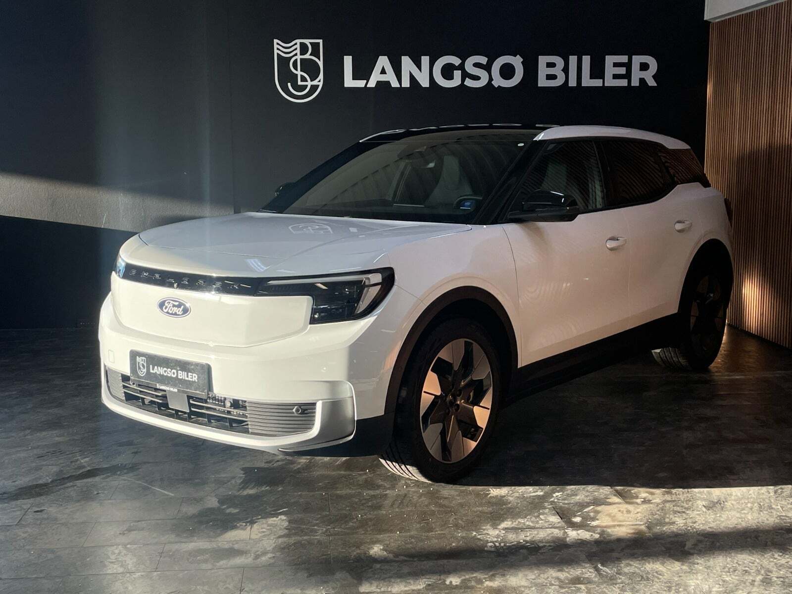 Ford Explorer 77 Premium Extended Range