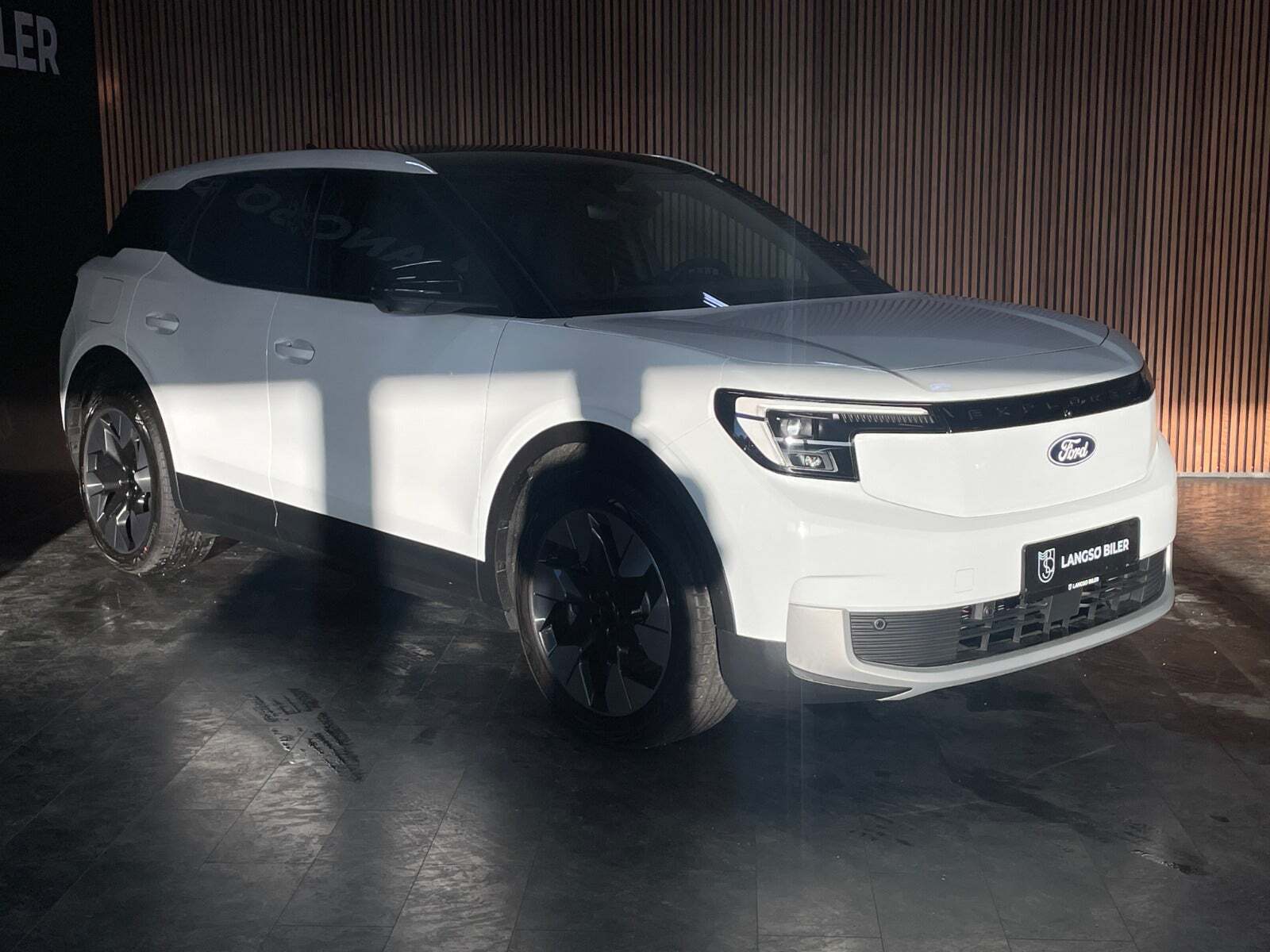 Ford Explorer 77 Premium Extended Range