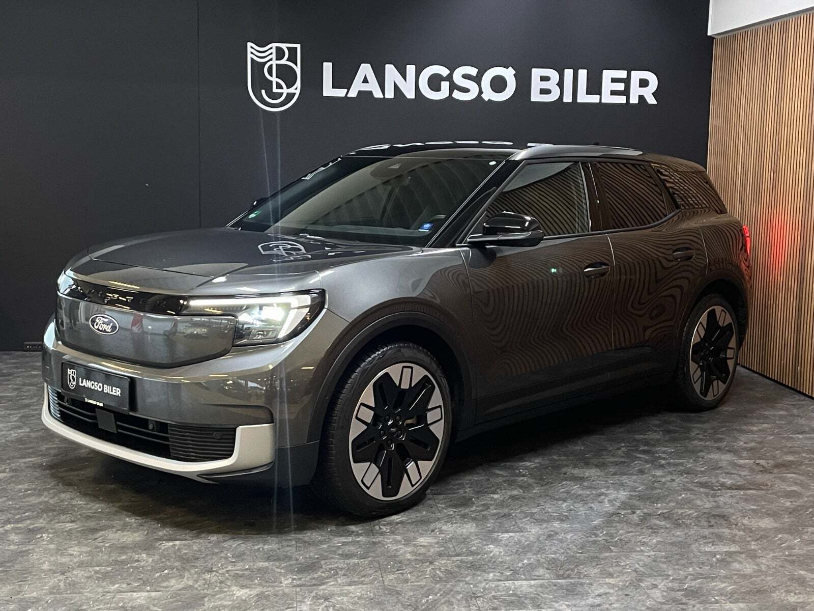 Ford Explorer 77 Premium Extended Range