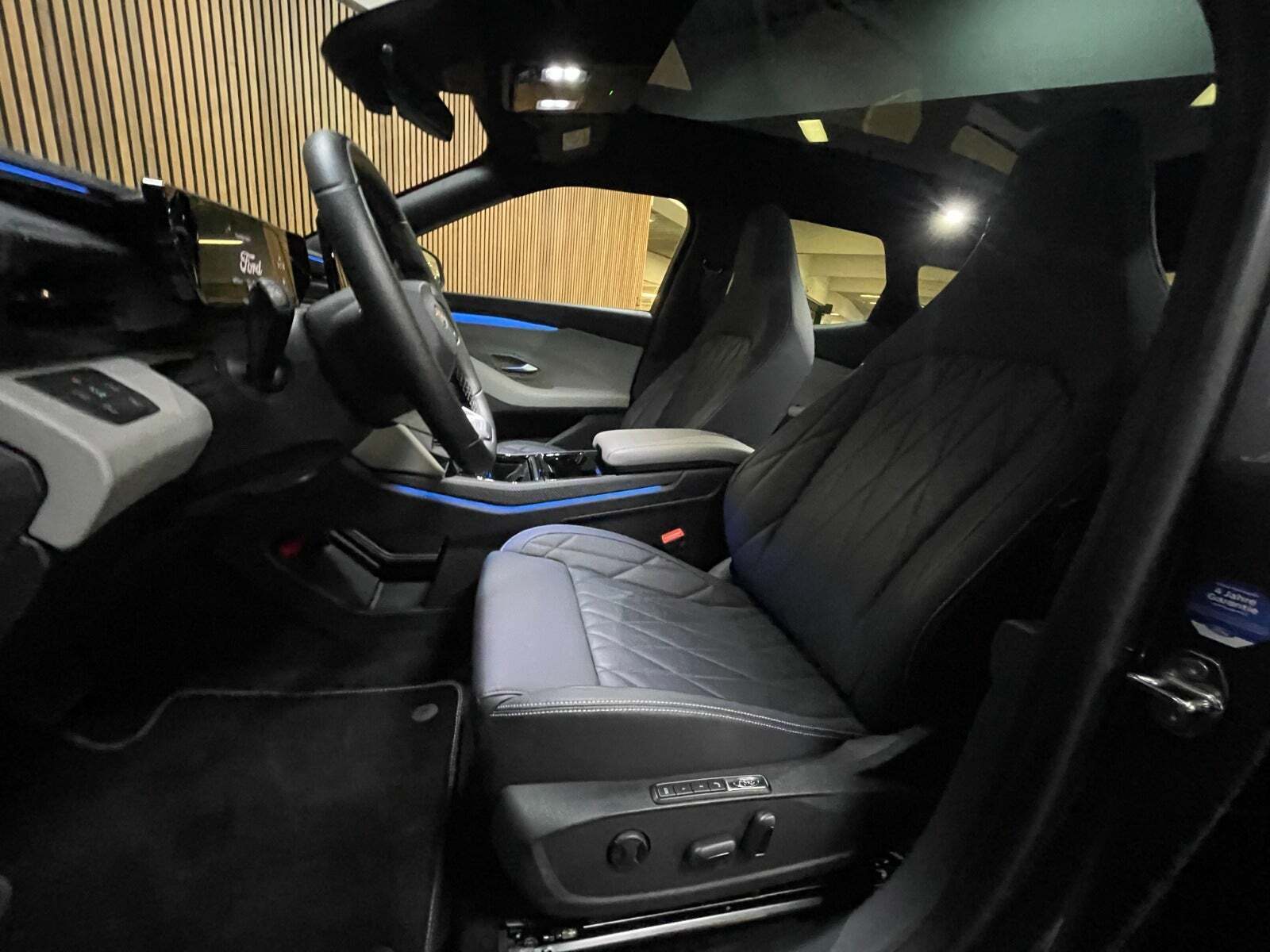 Ford Explorer 77 Premium Extended Range