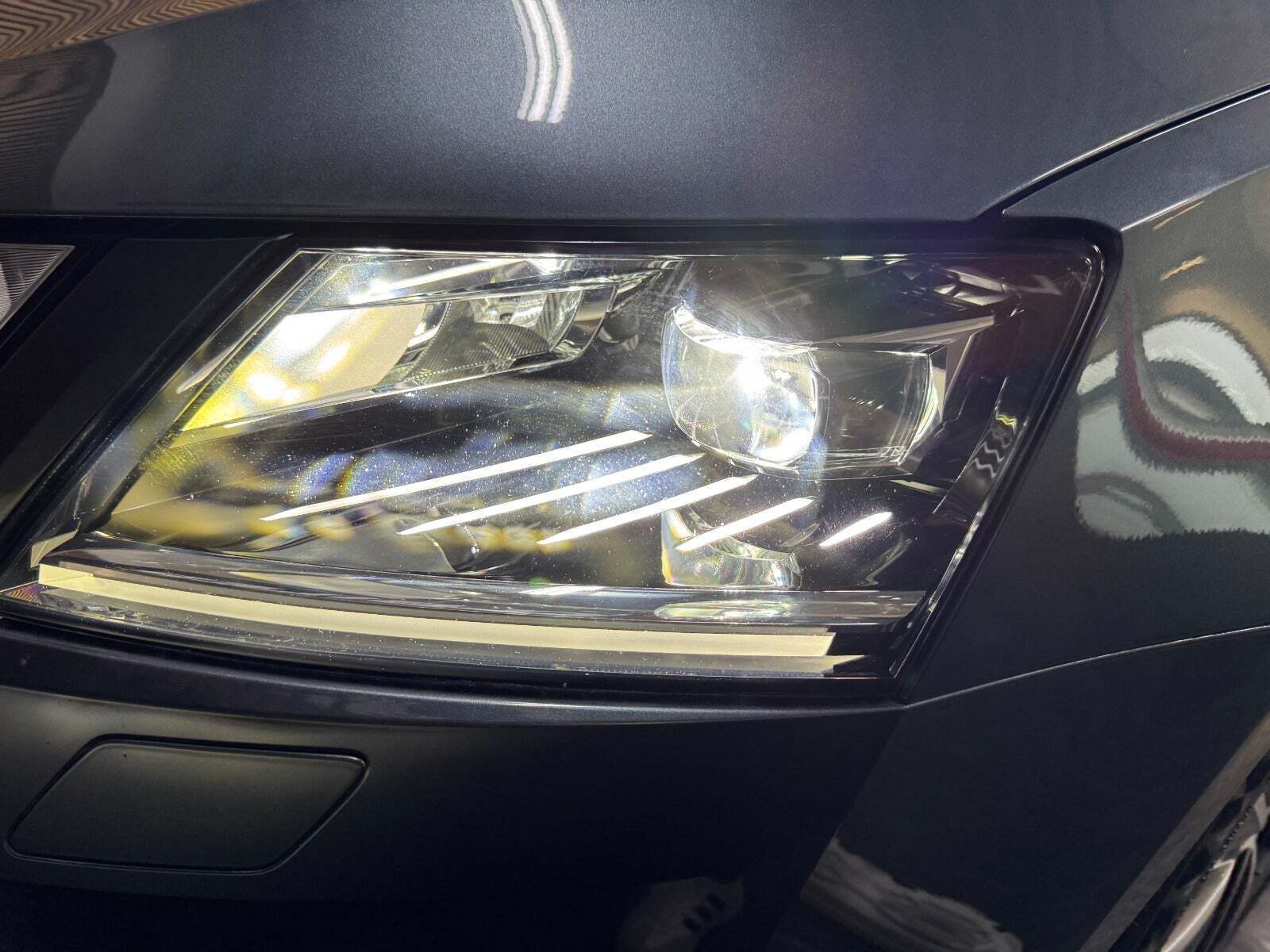 Grå Skoda Octavia fra 2018