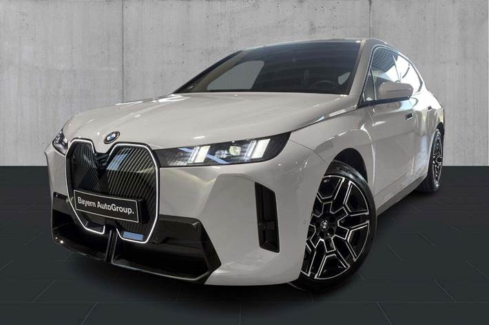 Grå BMW iX fra 2026 set udefra