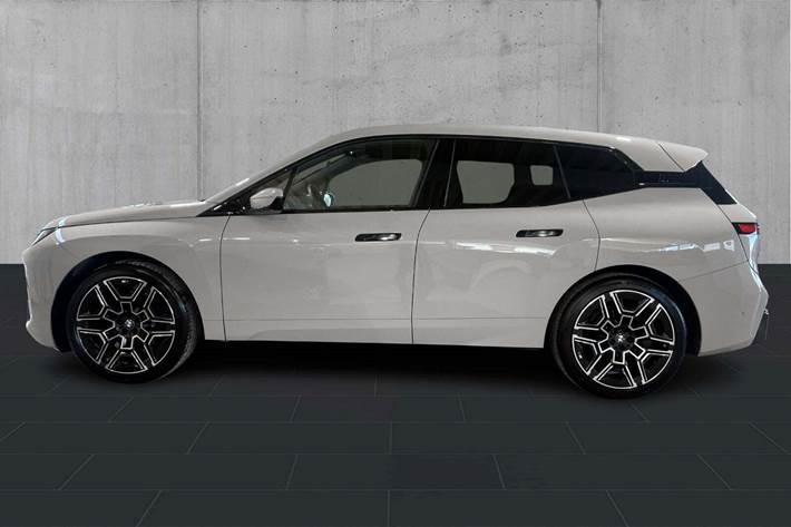 Grå BMW iX fra 2026