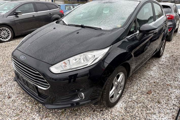 Sort Ford Fiesta fra 2014 set udefra