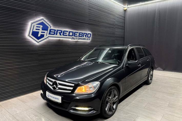 Sort Mercedes C220 fra 2013 set udefra