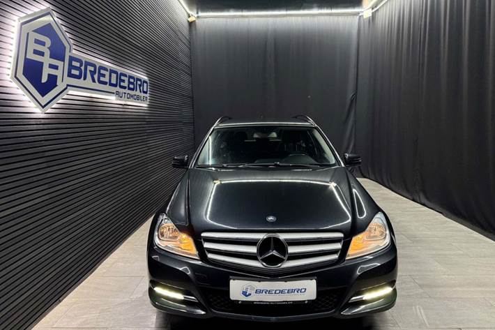 Sort Mercedes C220 fra 2013 set udefra