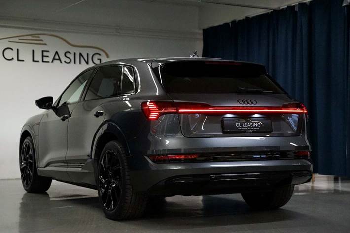 Grå Audi e-tron fra 2022