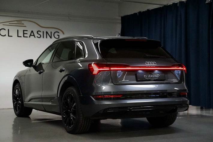 Grå Audi e-tron fra 2021