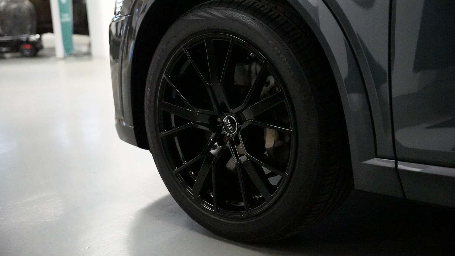 Grå Audi e-tron fra 2021