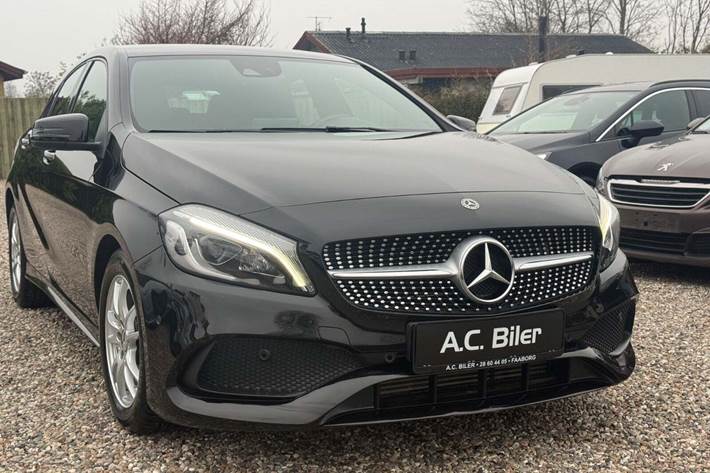 Sort Mercedes A200 fra 2017 set udefra