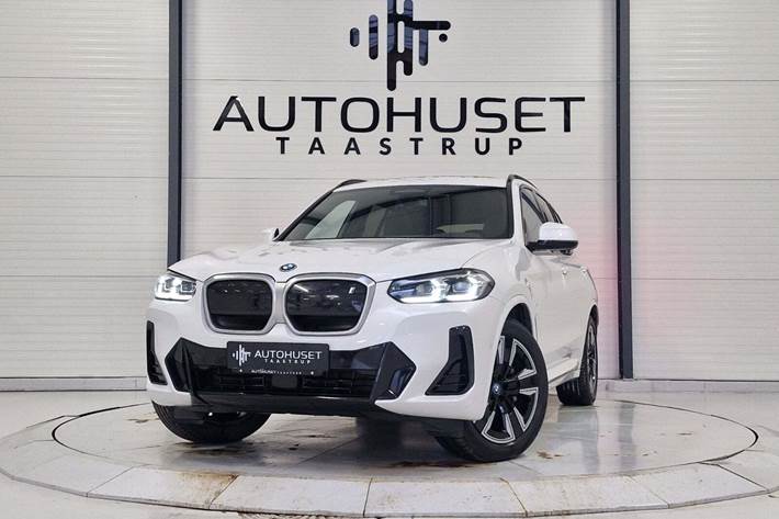 Hvid BMW iX3 fra 2023 set udefra