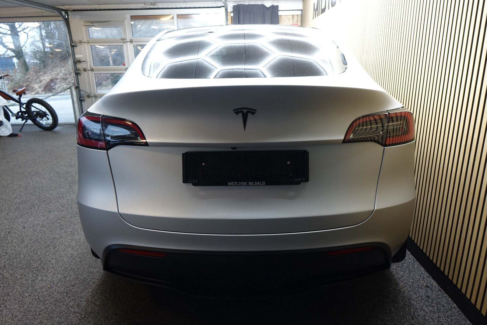 Sølv Tesla Model Y fra 2023