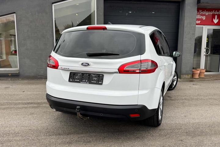 Hvid Ford S-MAX fra 2014