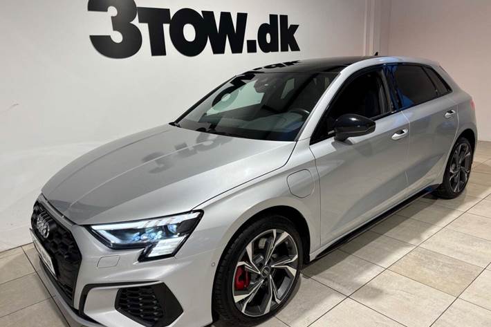 Grå Audi A3 fra 2021 set udefra