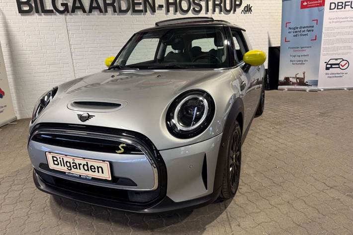 Sølv Mini Cooper SE fra 2023 set udefra