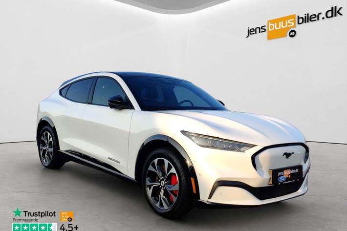 Hvid Ford Mustang Mach-E fra 2024 set udefra