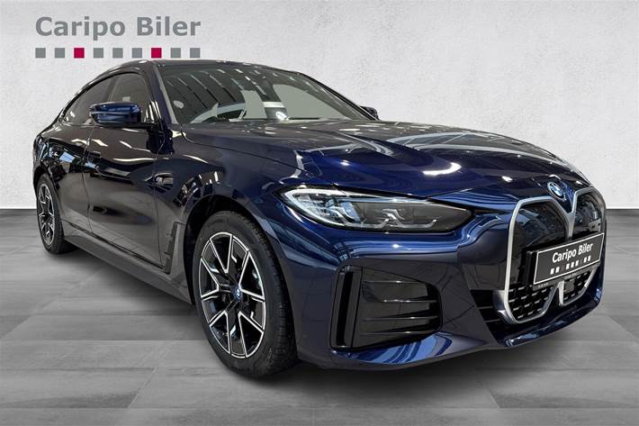 Blå BMW i4 fra 2023 set udefra