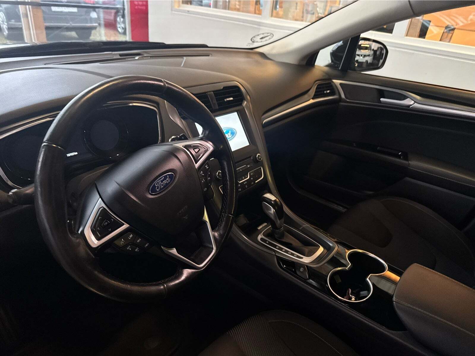 Sort Ford Mondeo fra 2015