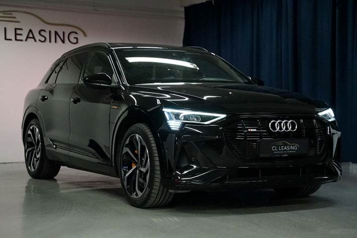 Sort Audi e-tron fra 2022 set udefra