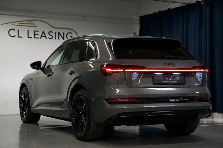 Grå Audi e-tron fra 2022
