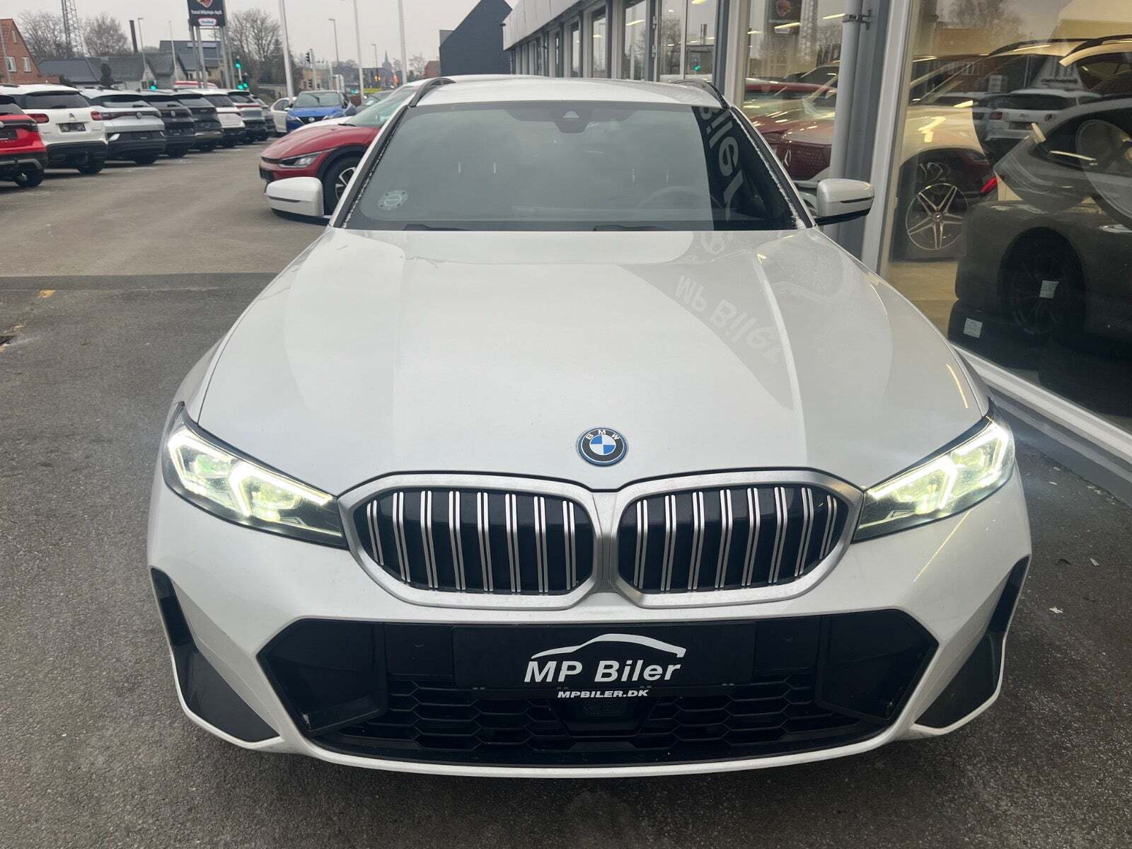 Hvid BMW 320e fra 2024