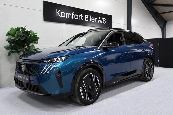 Blå Peugeot e-3008 fra 2024 set udefra