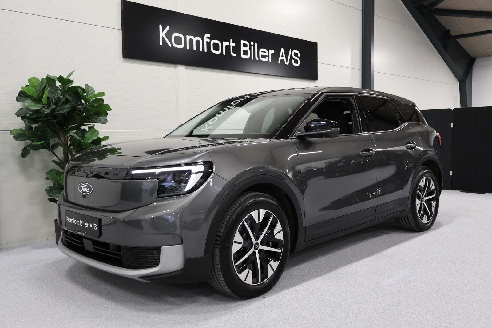 Ford Explorer 77 Select Extended Range