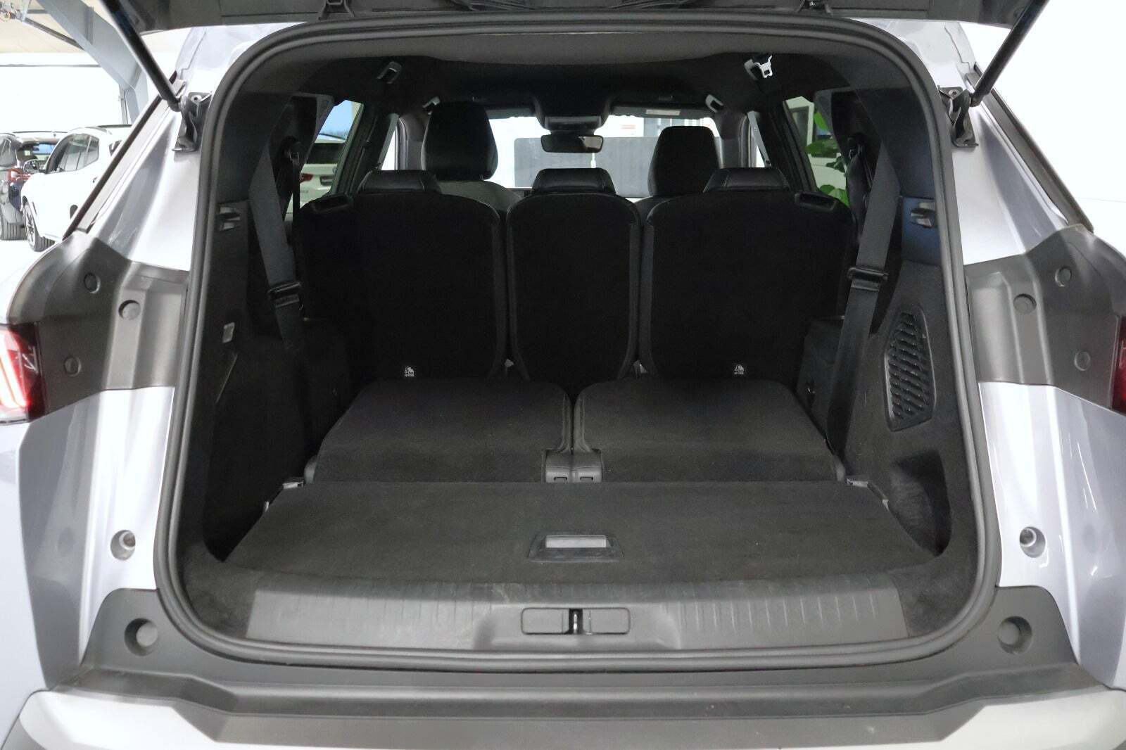 Sølv Peugeot e-5008 fra 2025