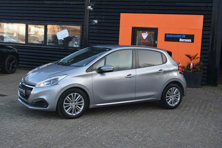 Sølv Peugeot 208 fra 2019 set udefra