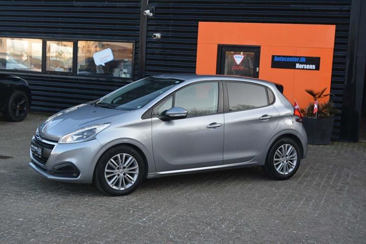 Sølv Peugeot 208 fra 2019 set udefra