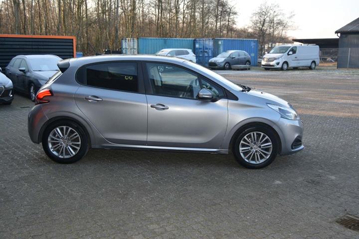 Sølv Peugeot 208 fra 2019