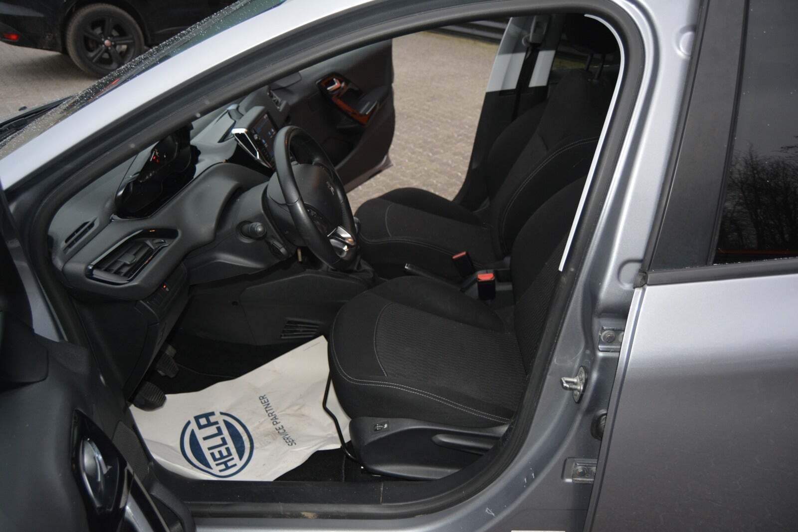 Sølv Peugeot 208 fra 2019