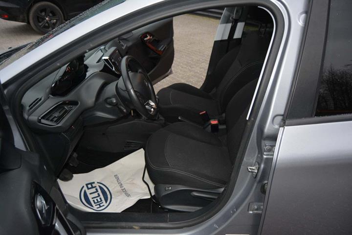 Sølv Peugeot 208 fra 2019