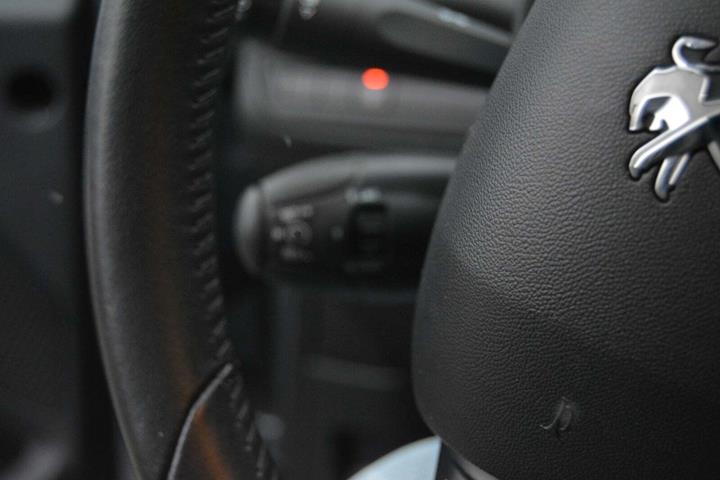 Sølv Peugeot 208 fra 2019