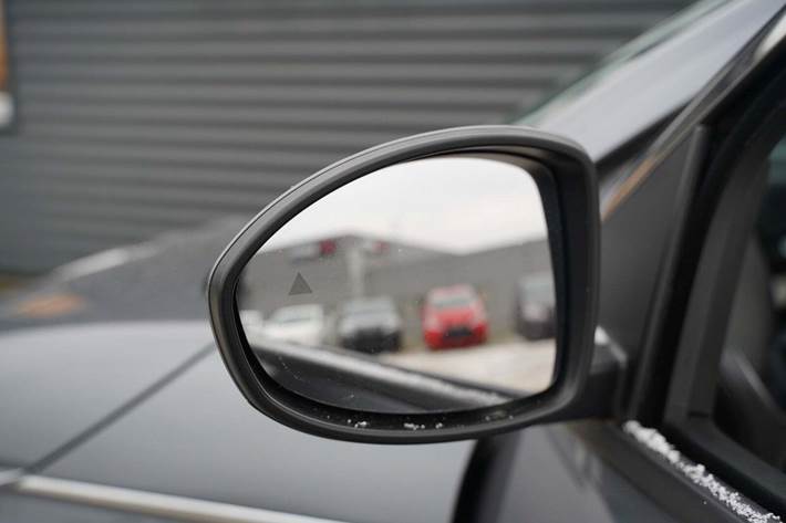 Grå Fiat 500e fra 2023